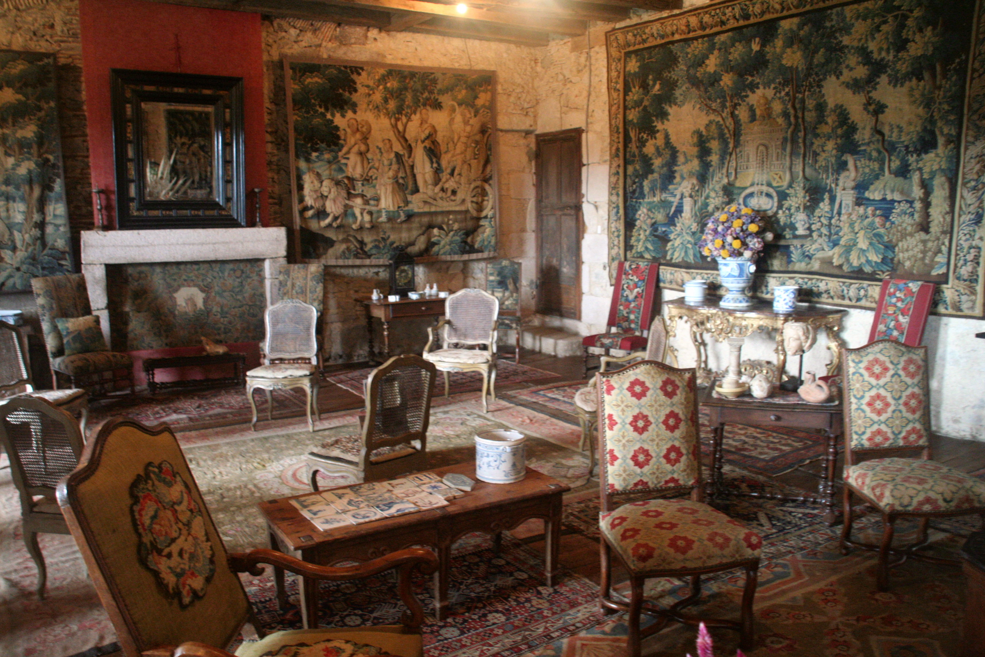 https://www.naturisme.com/Refonte-2018/assets/pic/galerie/environs/originales/chateau boussac interieur.jpg